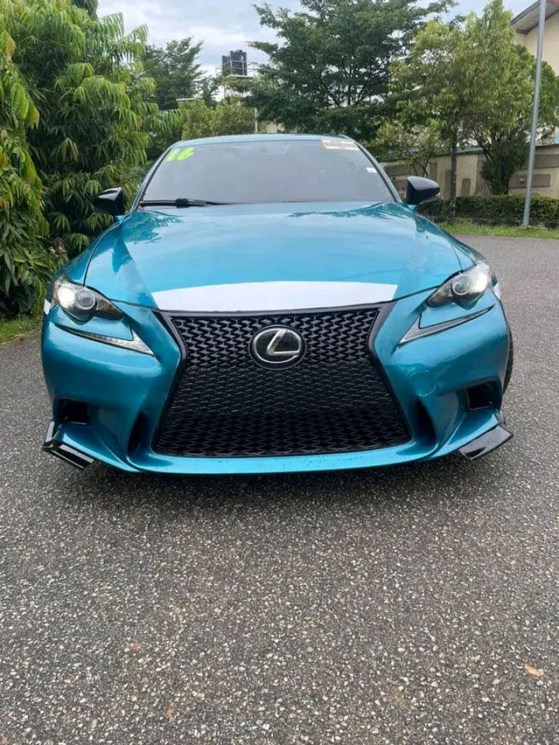 LEXUS is250  2016